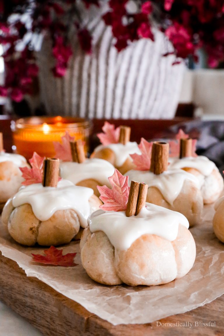 These Apple Cinnamon Pumpkin Rolls are shaped like a pumpkin and filled with sweet apple cinnamon goodness.