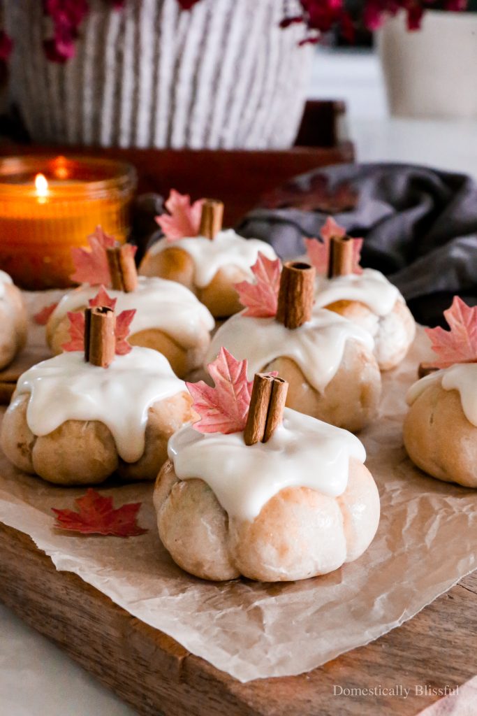 These Apple Cinnamon Pumpkin Rolls are shaped like a pumpkin and filled with sweet apple cinnamon goodness.
