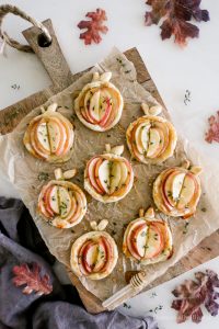 These cheesy Cheddar Apple Tarts are a savory treat perfect for fall parties, Friendsgiving gatherings, or Thanksgiving.