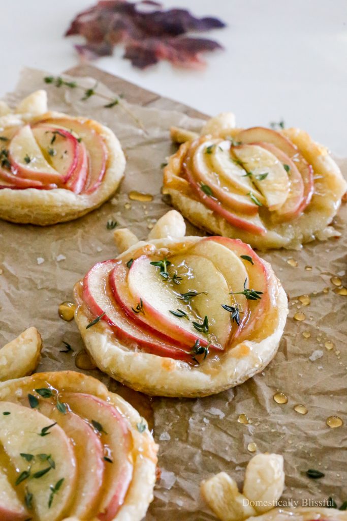 These cheesy Cheddar Apple Tarts are a savory treat perfect for fall parties, Friendsgiving gatherings, or Thanksgiving.