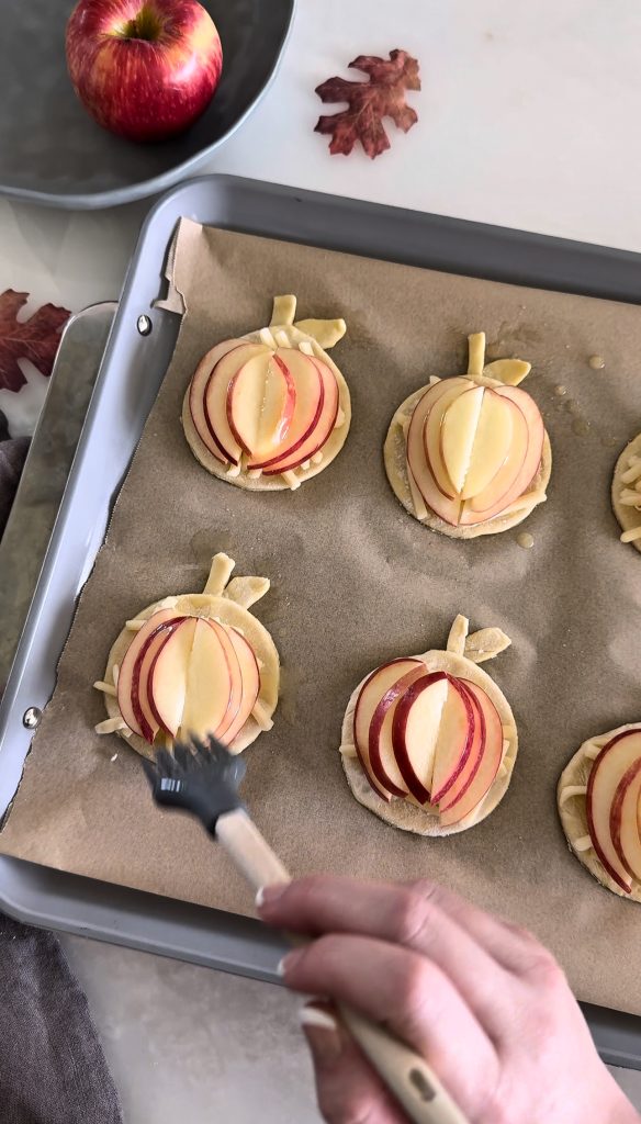 These cheesy Cheddar Apple Tarts are a savory treat perfect for fall parties, Friendsgiving gatherings, or Thanksgiving.