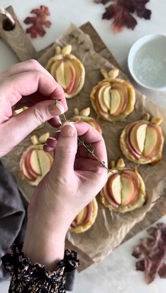 These cheesy Cheddar Apple Tarts are a savory treat perfect for fall parties, Friendsgiving gatherings, or Thanksgiving.