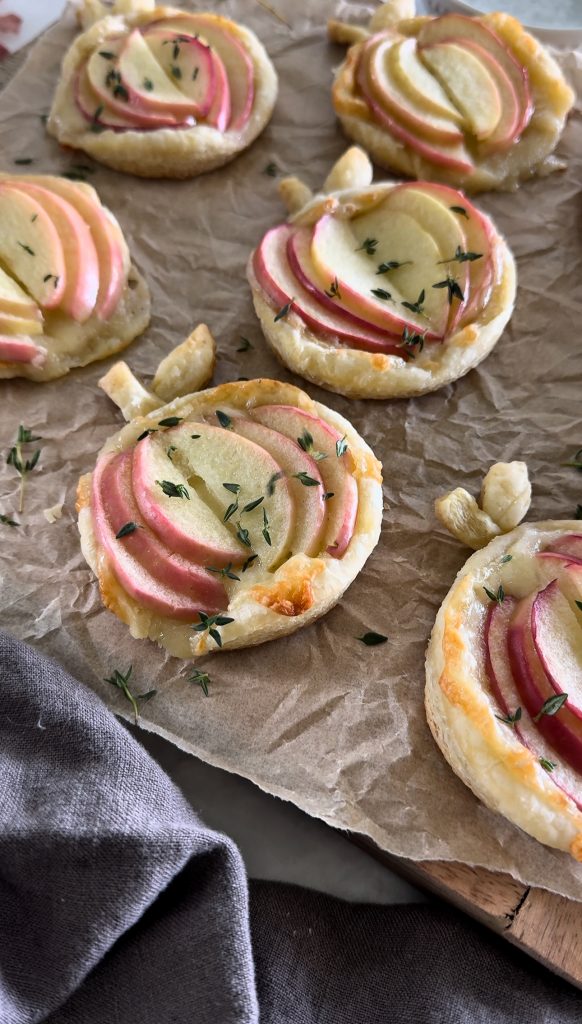 These cheesy Cheddar Apple Tarts are a savory treat perfect for fall parties, Friendsgiving gatherings, or Thanksgiving.