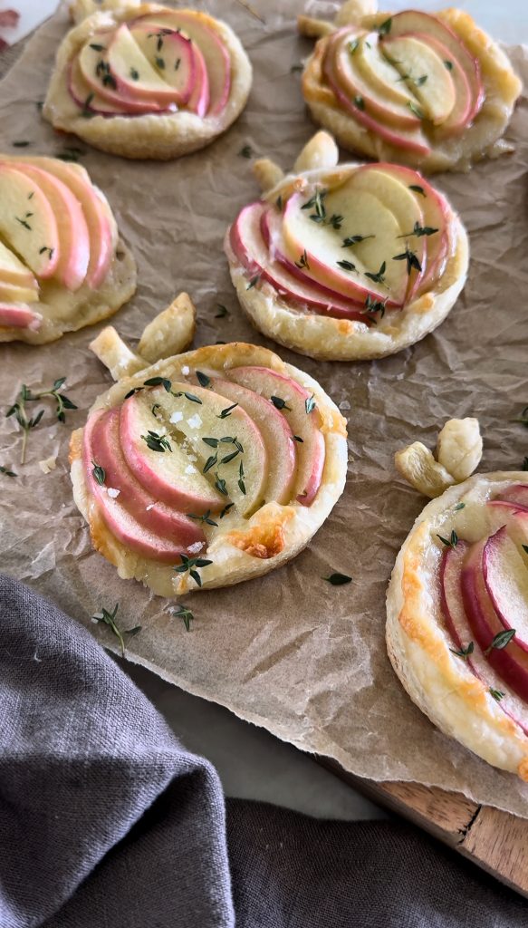 These cheesy Cheddar Apple Tarts are a savory treat perfect for fall parties, Friendsgiving gatherings, or Thanksgiving.
