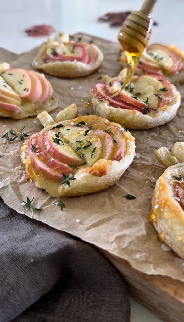 These cheesy Cheddar Apple Tarts are a savory treat perfect for fall parties, Friendsgiving gatherings, or Thanksgiving.