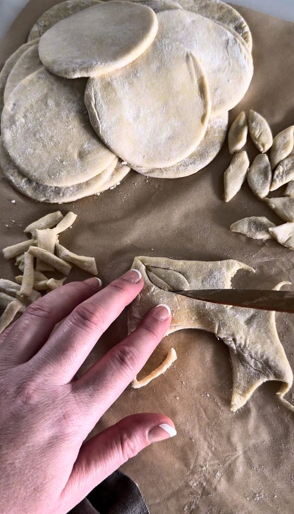These cheesy Cheddar Apple Tarts are a savory treat perfect for fall parties, Friendsgiving gatherings, or Thanksgiving.
