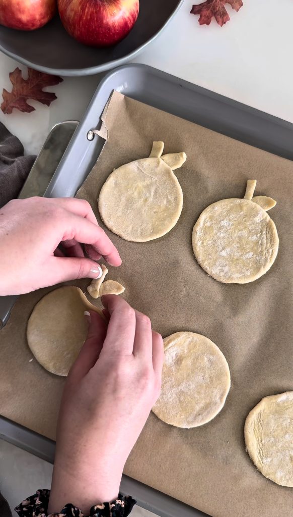 These cheesy Cheddar Apple Tarts are a savory treat perfect for fall parties, Friendsgiving gatherings, or Thanksgiving.
