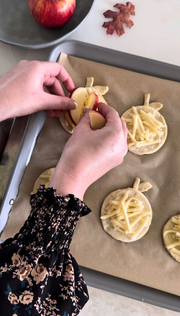 These cheesy Cheddar Apple Tarts are a savory treat perfect for fall parties, Friendsgiving gatherings, or Thanksgiving.