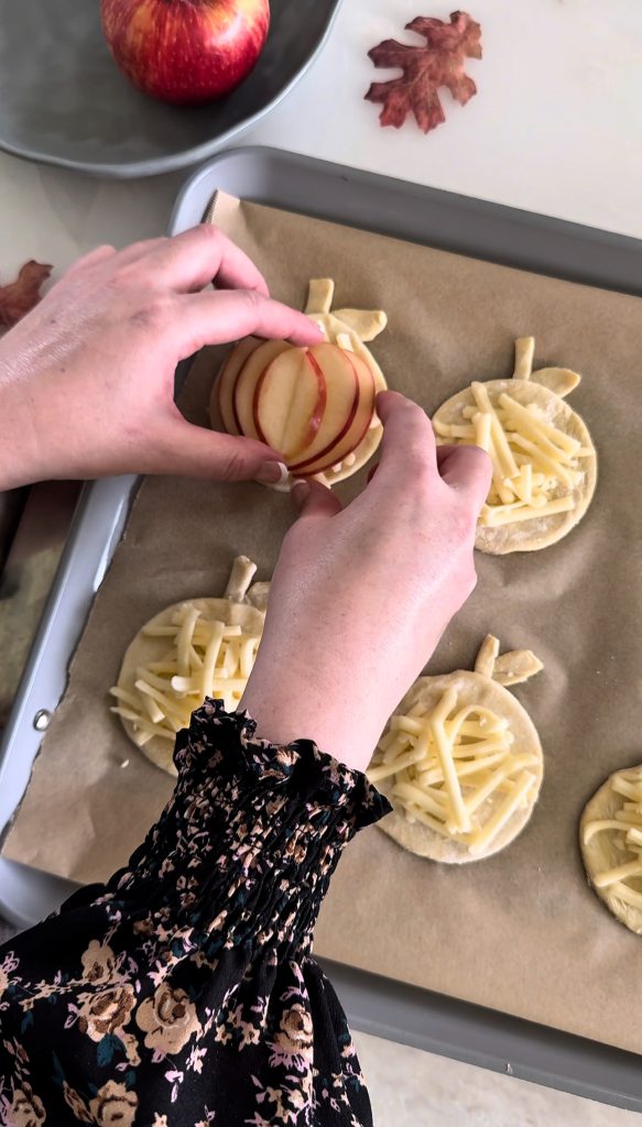 These cheesy Cheddar Apple Tarts are a savory treat perfect for fall parties, Friendsgiving gatherings, or Thanksgiving.