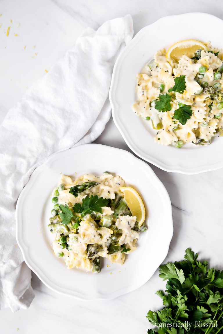 This Creamy Lemon Asparagus Pasta is a fresh spring & summer recipe filled with asparagus & peas in a creamy lemon sauce.