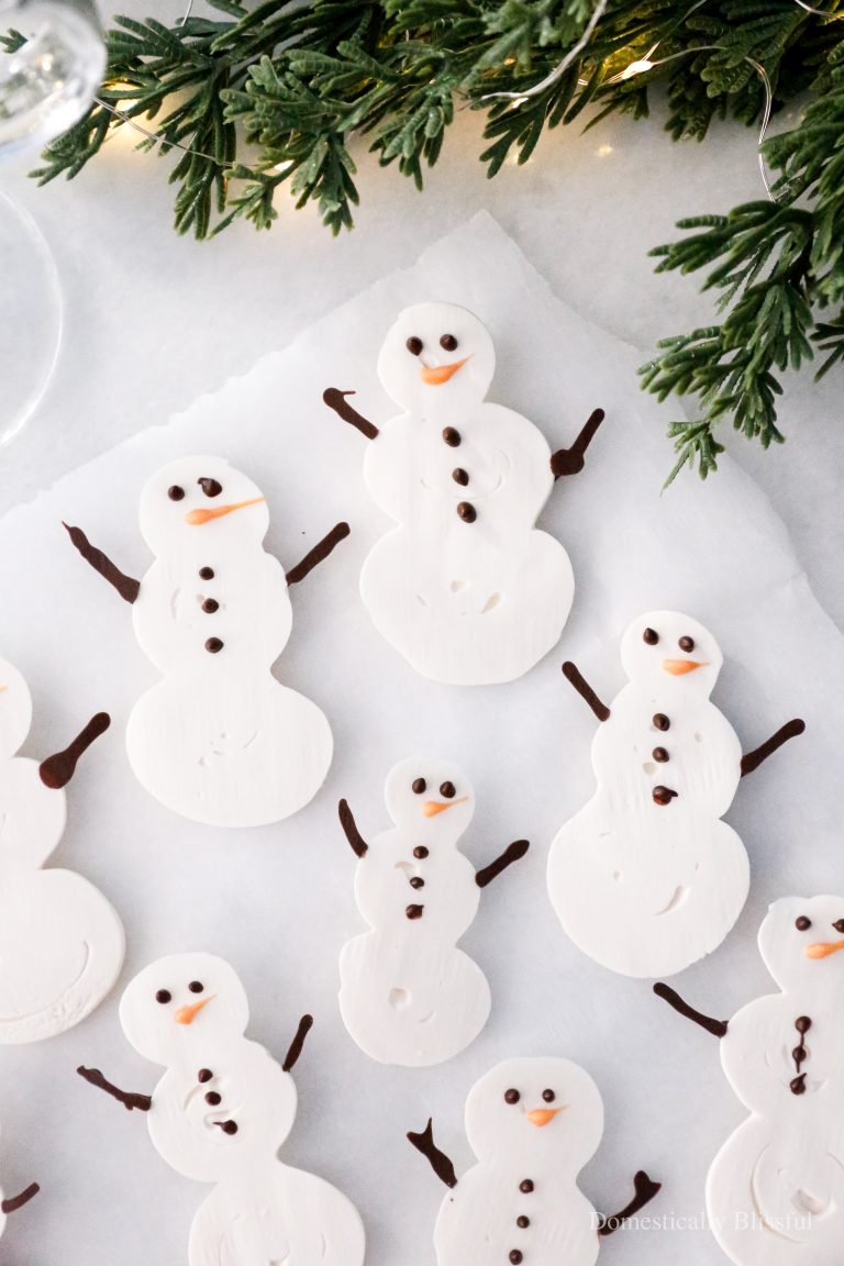 These Hot Chocolate Snowmen Toppers are a fun Christmas addition to your favorite holiday hot chocolate.