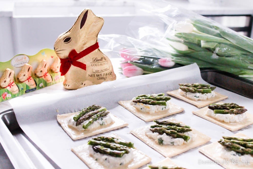 These Creamy Ricotta Asparagus Tarts are the perfect spring appetizer for your Easter party.