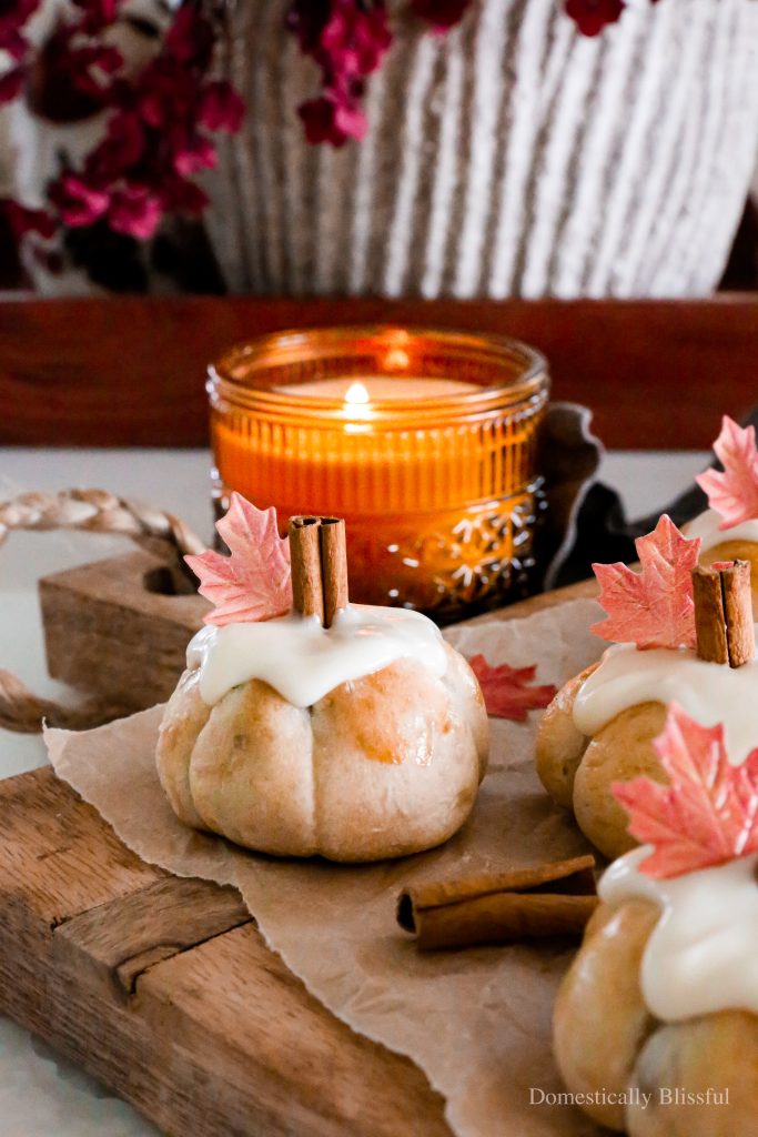 These Apple Cinnamon Pumpkin Rolls are shaped like a pumpkin and filled with sweet apple cinnamon goodness.