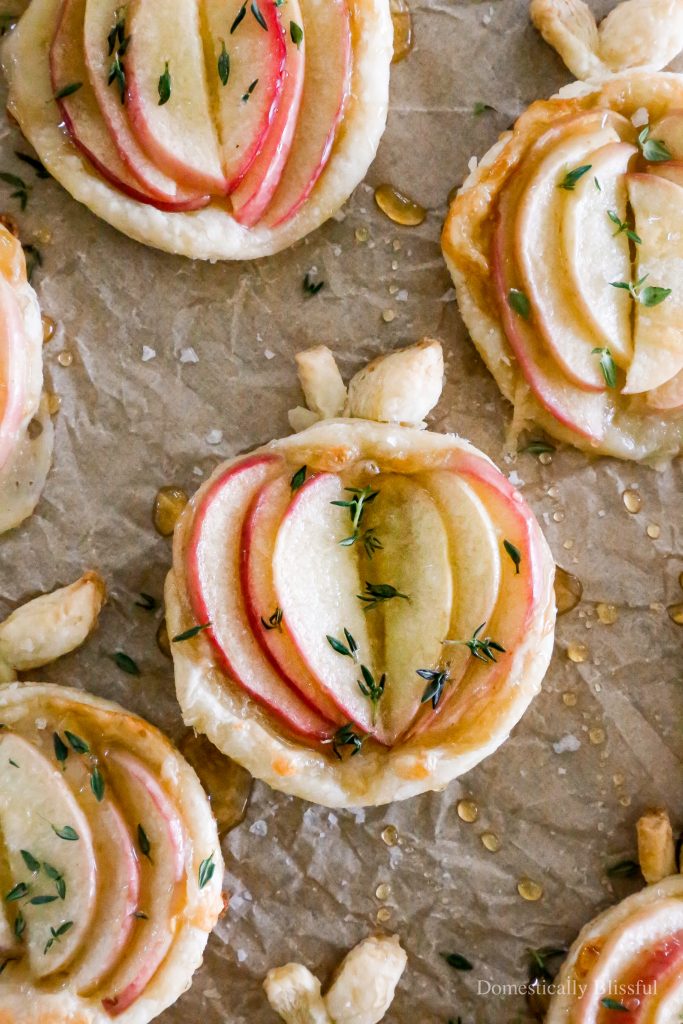 These cheesy Cheddar Apple Tarts are a savory treat perfect for fall parties, Friendsgiving gatherings, or Thanksgiving.