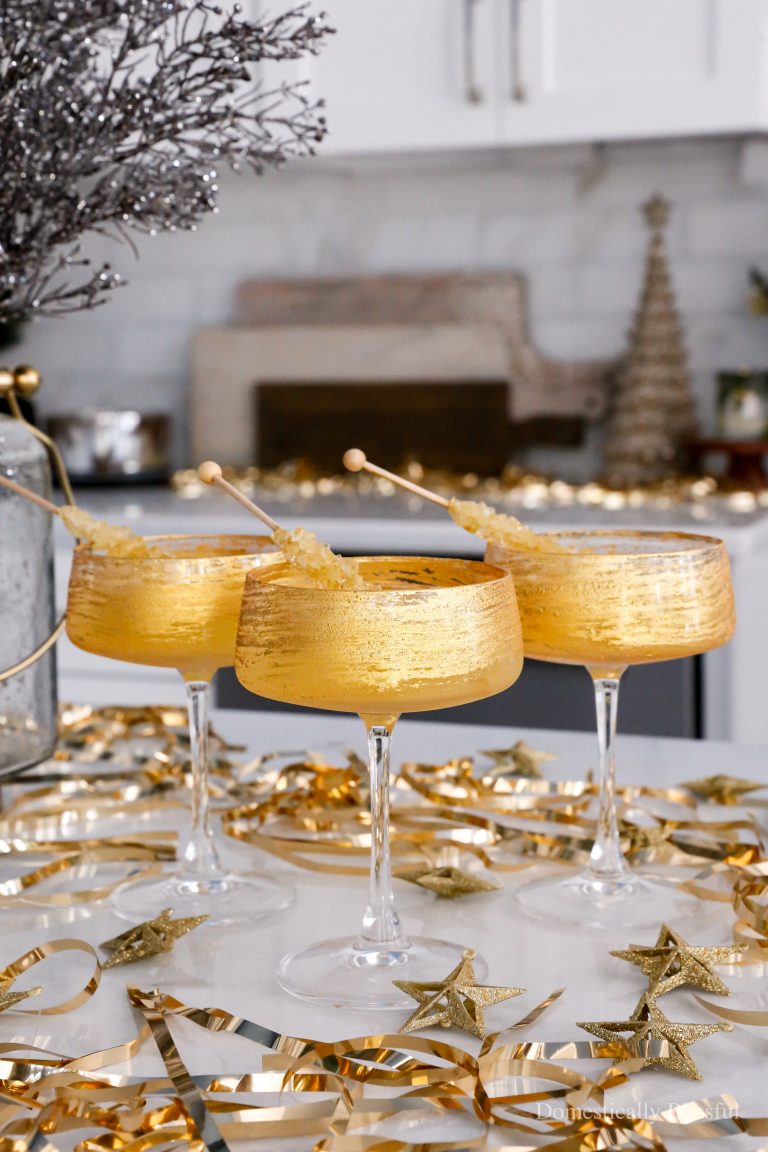 These New Year's Eve Sparkly Gold Drinks are a fun and glittery way to bring in the new year.