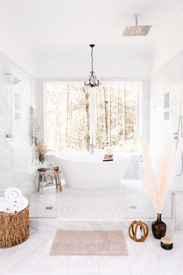 Simple Master Bathroom Fall Decor in our bathroom wetspace for an extra cozy bubble bath.