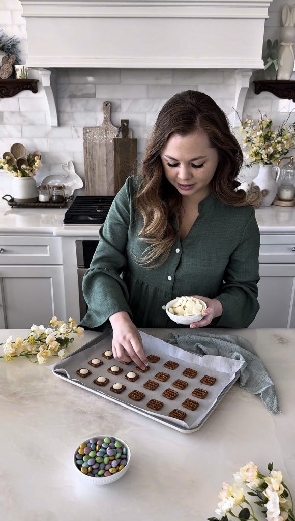 These Spring Flower Pretzel Bites are the perfect sweet-and-salty, bite-sized treat for spring, and they're quick and easy to make!