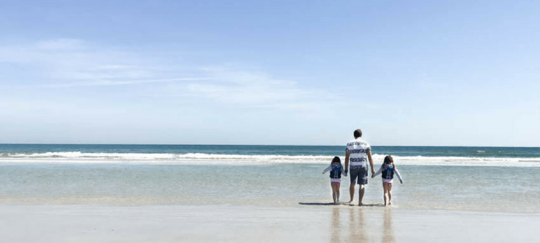 10 tips for taking good pictures on a crowded beach with your iPhone.